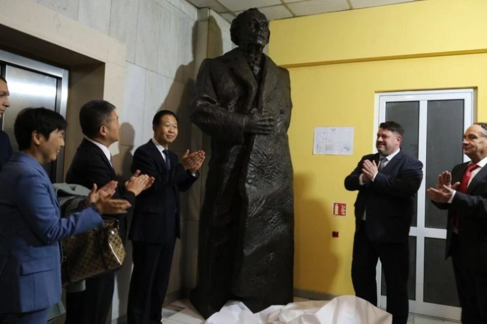 В Германия Георги Димитров е в Музея на терора, а тук му правят паметници