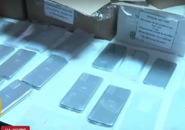 Агенция Митници продава на търг конфискувани телефони, обувки, пердета, части за пушки