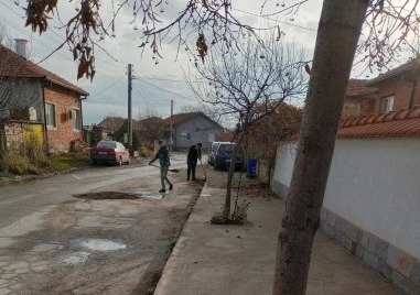 Децата на България: Две момчета от Пловдивско село сами запълват дупките по улицата