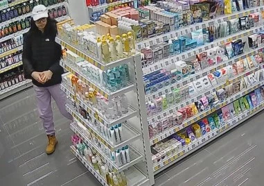 Пловдивската полиция издирва крадла на козметика, пъхала червила и ружове в чантата си