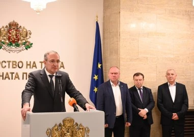 Разкриват 5 нови центъра за възрастни със 100 места