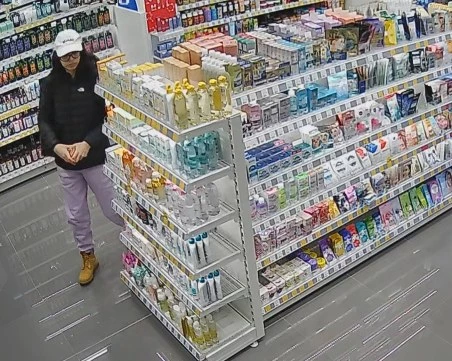 Пловдивската полиция издирва крадла на козметика, пъхала червила и ружове в чантата си