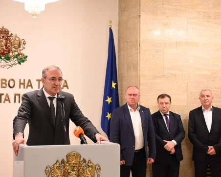 Разкриват 5 нови центъра за възрастни със 100 места