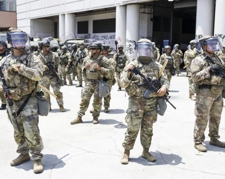 Тръмп изпраща още войници във Вашингтон след нападение срещу националната гвардия