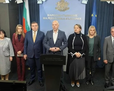 Властта търси „златната среда