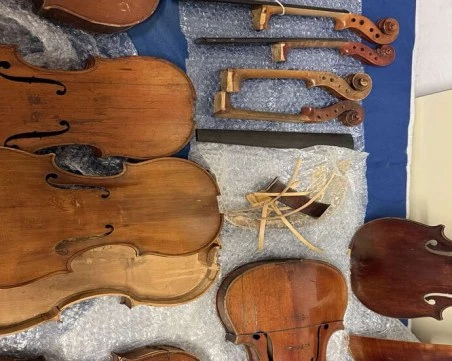 Задържаха голямо количество контрабандни цигулки на Летище София