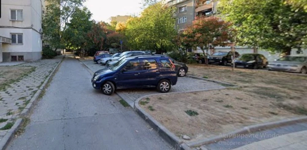 9 месеца чакане: Пловдивчани обикалят цял квартал, за да паркират, а Общината няма пари за скоби