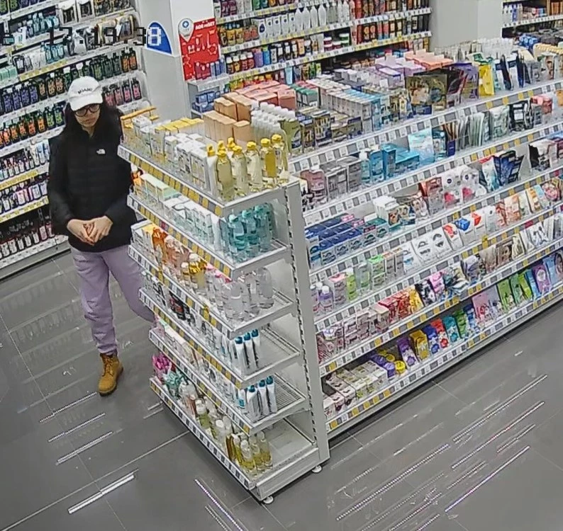 Пловдивската полиция издирва крадла на козметика, пъхала червила и ружове в чантата си