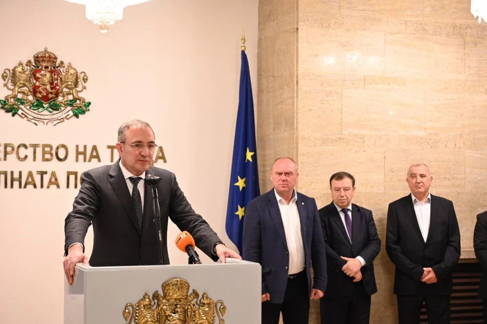 Разкриват 5 нови центъра за възрастни със 100 места