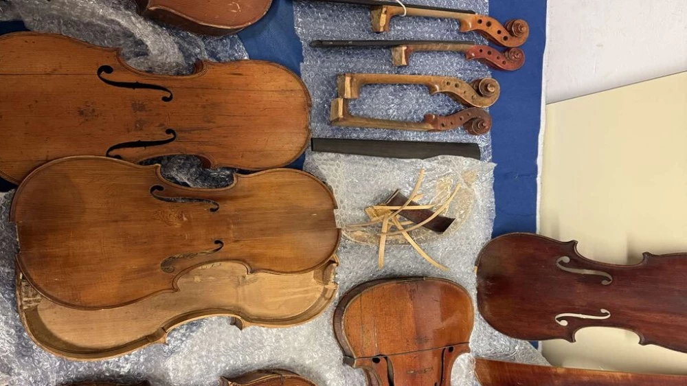 Задържаха голямо количество контрабандни цигулки на Летище София