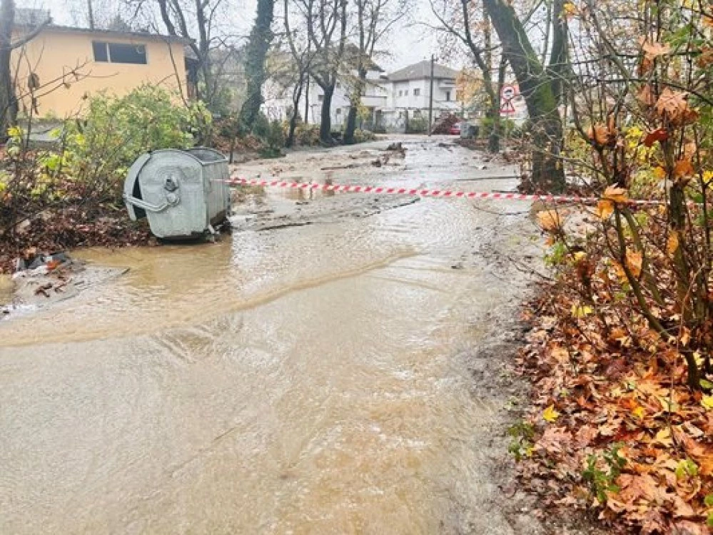 Порой наводни пътища и имоти в Петрич и Сандански, обявиха бедствено положение
