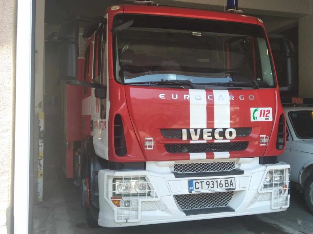 37 пожара са потушени за денонощието в страната