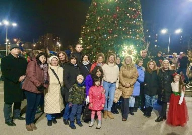 Грейват светлините на Коледната елха в „Тракия