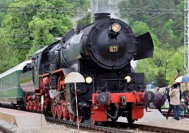 Коледни влакове с парен локомотив ще пътуват по два маршрута в страната