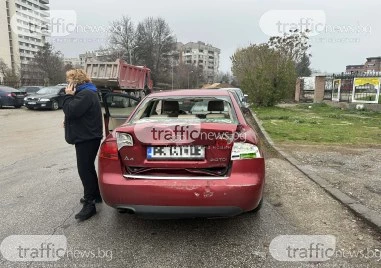 На косъм от сериозен инцидент в Пловдив: Тир се заби в спрели на пешеходна пътека коли
