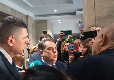 Остър словесен сблъсък между Бойко Борисов, Асен Василев и Ивайло Мирчев в кулоарите на НС