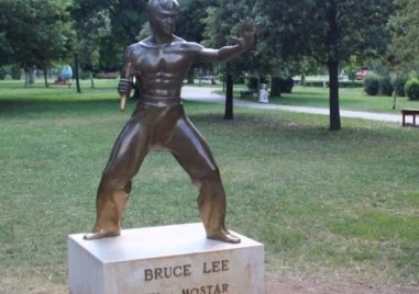 Статуята на Брус Лий се завръща в босненския град Мостар