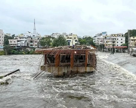 Броят на жертвите при наводненията в Югоизточна Азия достигна 321