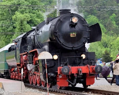 Коледни влакове с парен локомотив ще пътуват по два маршрута в страната