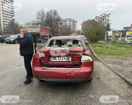 На косъм от сериозен инцидент в Пловдив: Тир се заби в спрели на пешеходна пътека коли