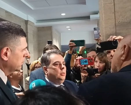 Остър словесен сблъсък между Бойко Борисов, Асен Василев и Ивайло Мирчев в кулоарите на НС