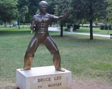 Статуята на Брус Лий се завръща в босненския град Мостар