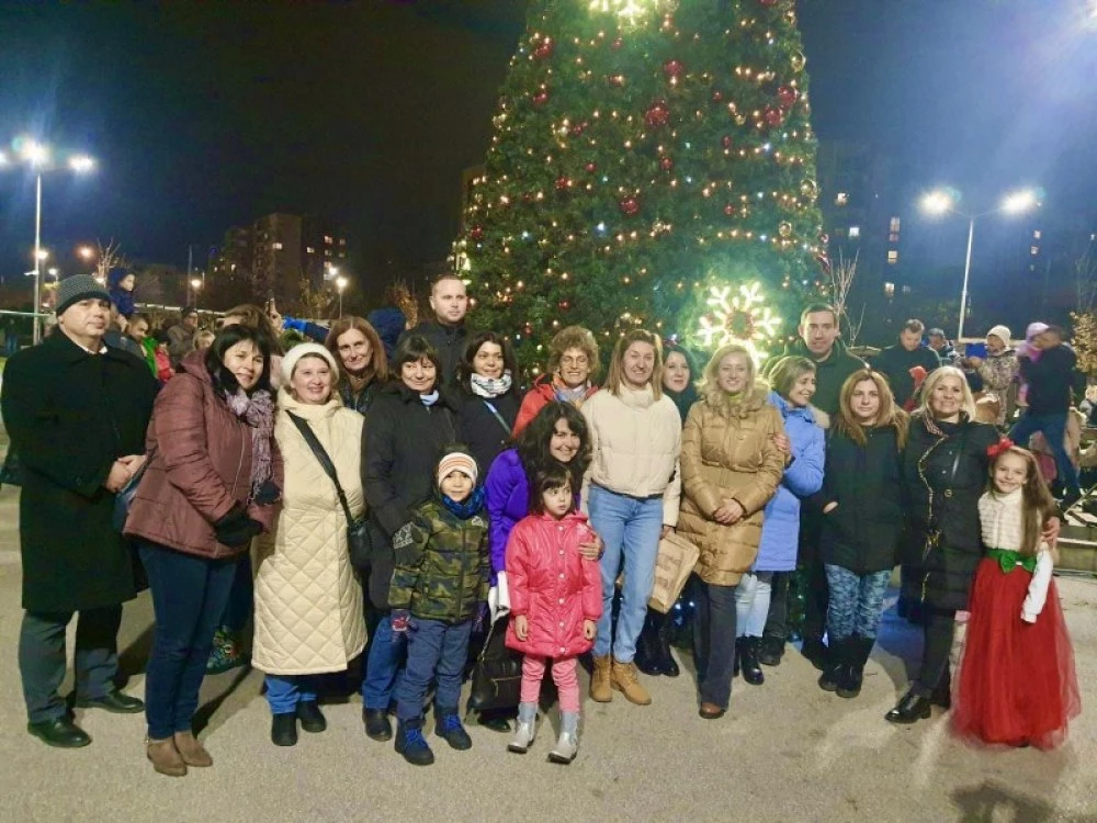 Грейват светлините на Коледната елха в „Тракия