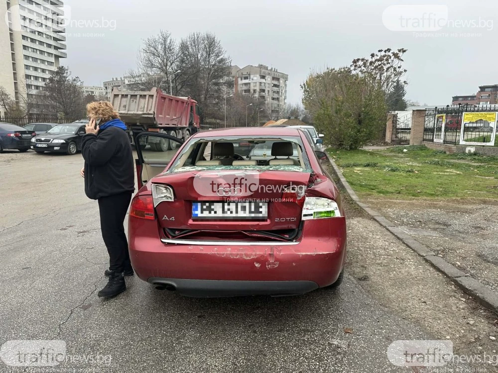На косъм от сериозен инцидент в Пловдив: Тир се заби в спрели на пешеходна пътека коли