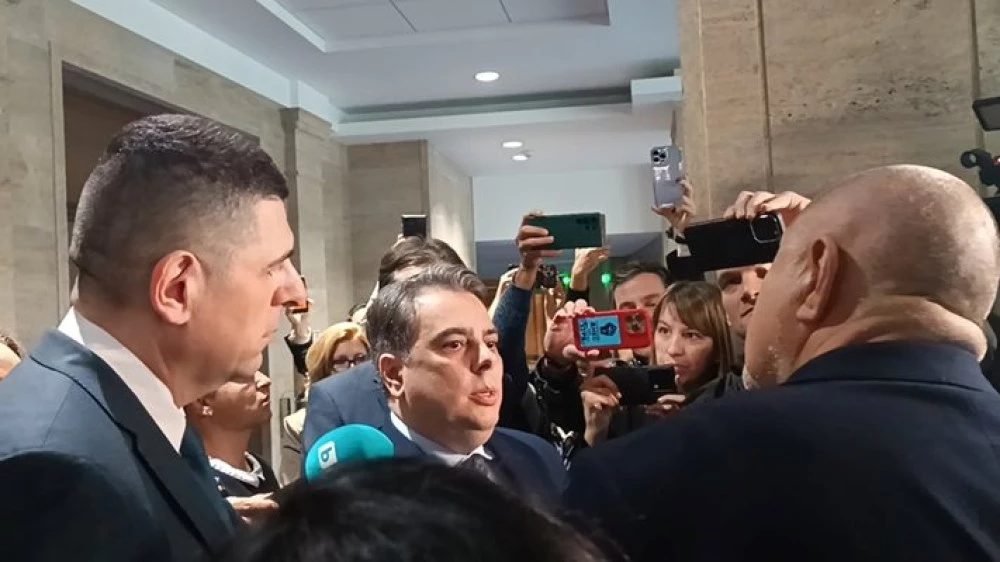 Остър словесен сблъсък между Бойко Борисов, Асен Василев и Ивайло Мирчев в кулоарите на НС