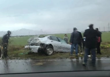 Кола излетя в канавката на пътя Карлово - Баня