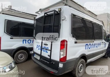 С дървени колове и метални тръби: Два клана блокираха улица в Столипиново