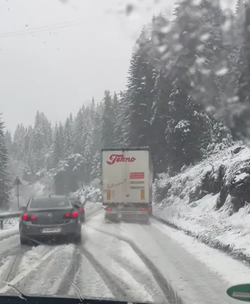 Сняг вали в Смолянско, пътните условия са усложнени СНИМКИ