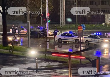 След гонка с полицията: Шофьор се вряза в светофар в Тракия СНИМКИ+ВИДЕО