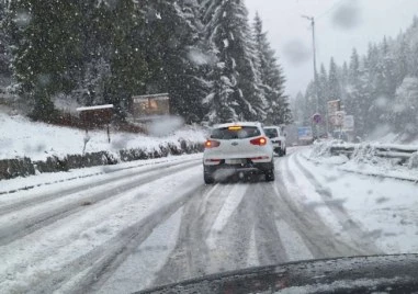 Тир и коли закъсаха заради снеговалежите в Смолянско