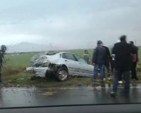 Кола излетя в канавката на пътя Карлово - Баня