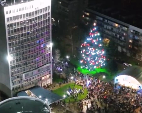 Най-високото живо коледно дърво в Европа засия в Димитровград