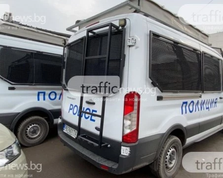 С дървени колове и метални тръби: Два клана блокираха улица в Столипиново