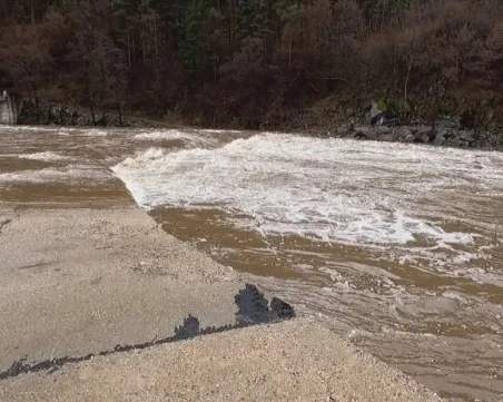 Шест села в Смолянско са откъснати от света, проливните дъждове заляха мост