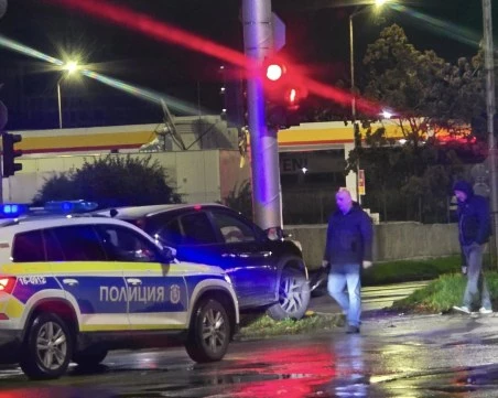 Среднощна катастрофа в Пловдив: Шофьор се вряза в светофар в 