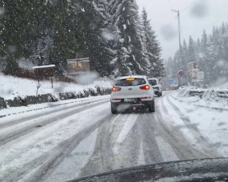 Тир и коли закъсаха заради снеговалежите в Смолянско