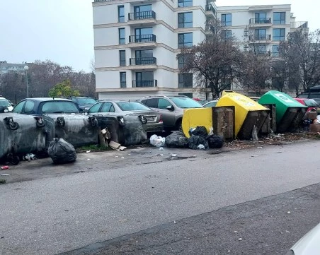 Вандализъм: Обърнати контейнери и увредени автомобили край две пловдивски училища