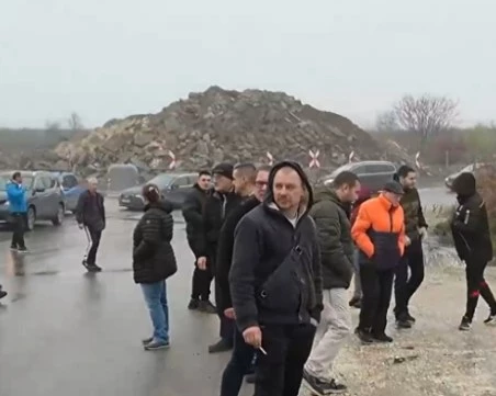 Жители в Русенско се оплакват от постоянно прекъсване на тока, излязоха на протест