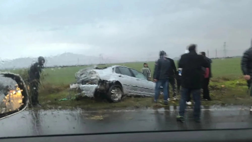 Кола излетя в канавката на пътя Карлово - Баня