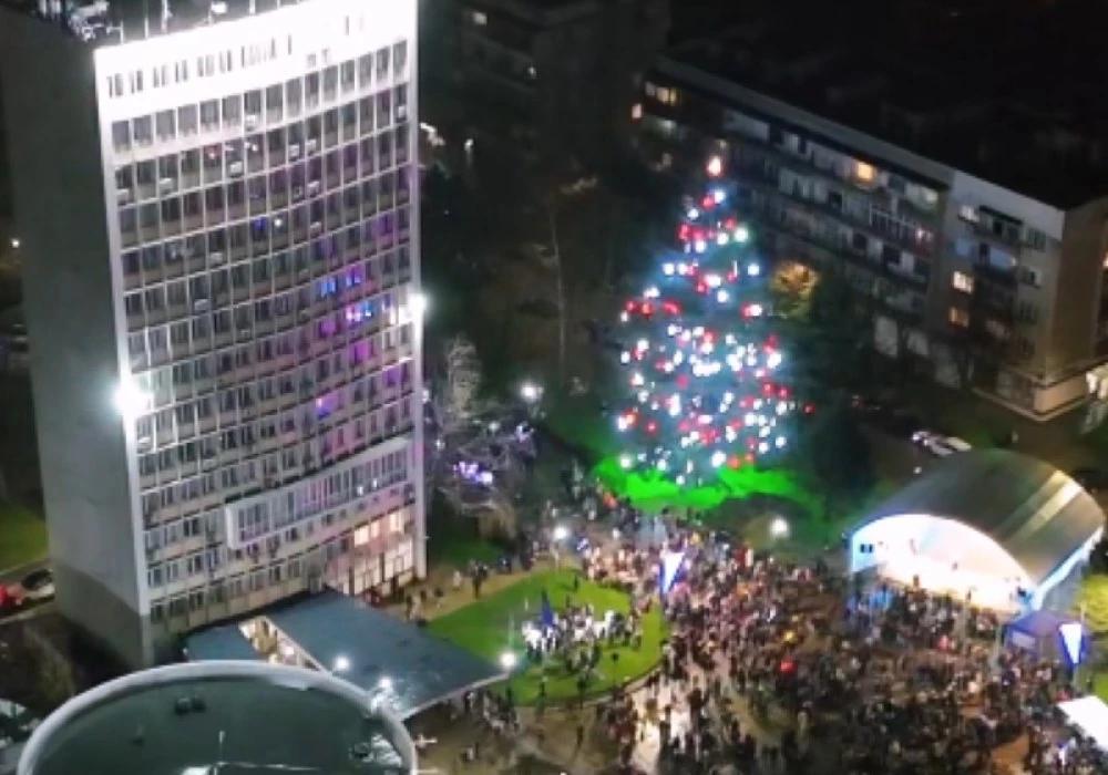 Най-високото живо коледно дърво в Европа засия в Димитровград