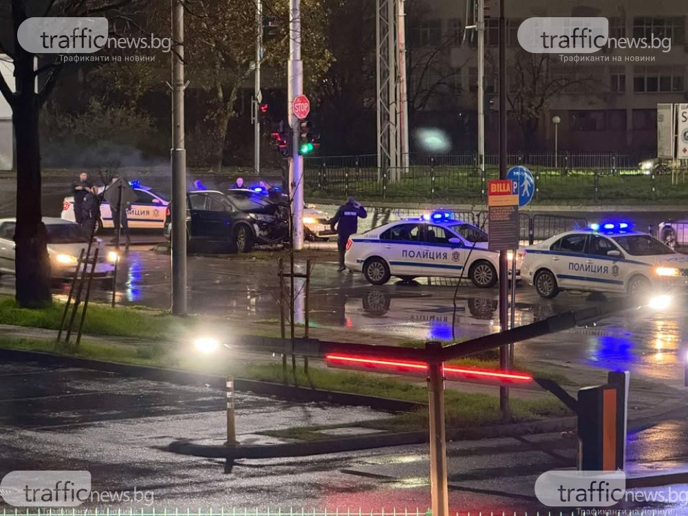 След гонка с полицията: Шофьор се вряза в светофар в 