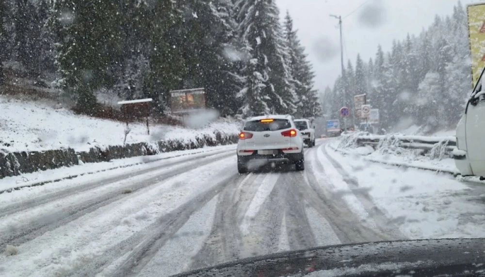Тир и коли закъсаха заради снеговалежите в Смолянско