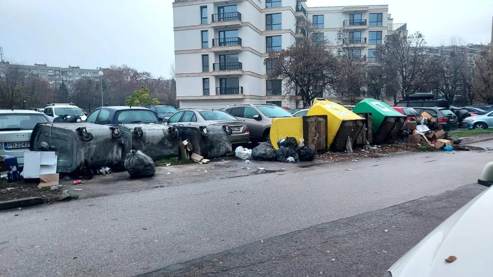Вандализъм: Обърнати контейнери и увредени автомобили край две пловдивски училища