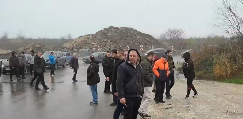 Жители в Русенско се оплакват от постоянно прекъсване на тока, излязоха на протест