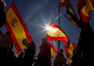 Десницата в Испания организира голям протест срещу правителството на социалиста Педро Санчес