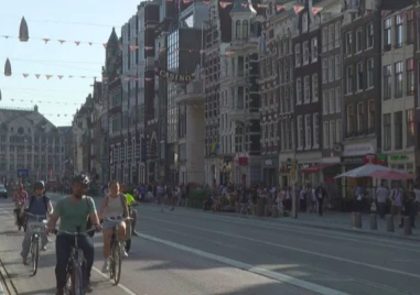 Мерки срещу туристическия наплив в Амстердам: Общината увеличава туристическия данък